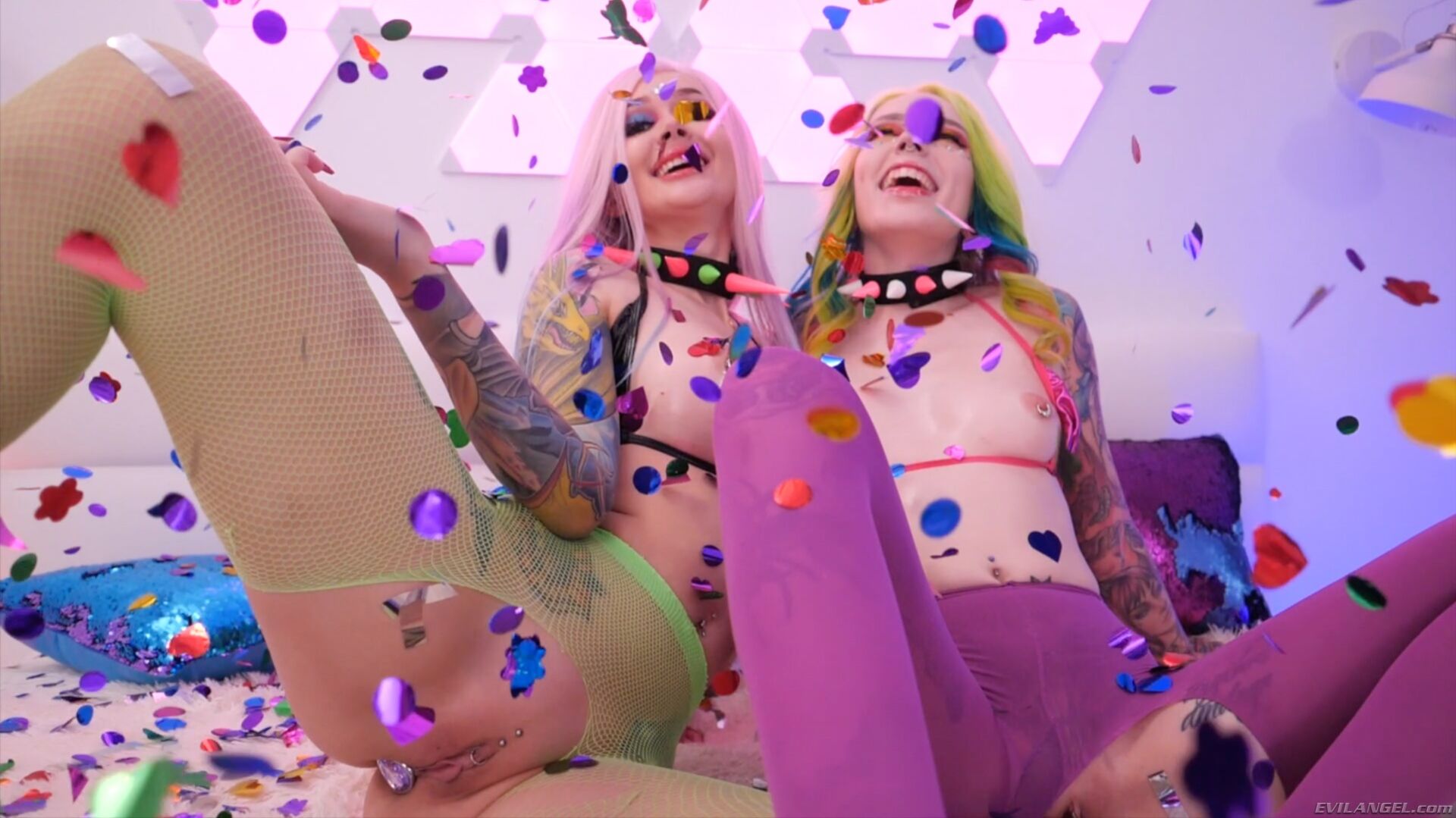 Toys screw with Helly Rite and Purple Bitch - PORNSTARS.TUBE